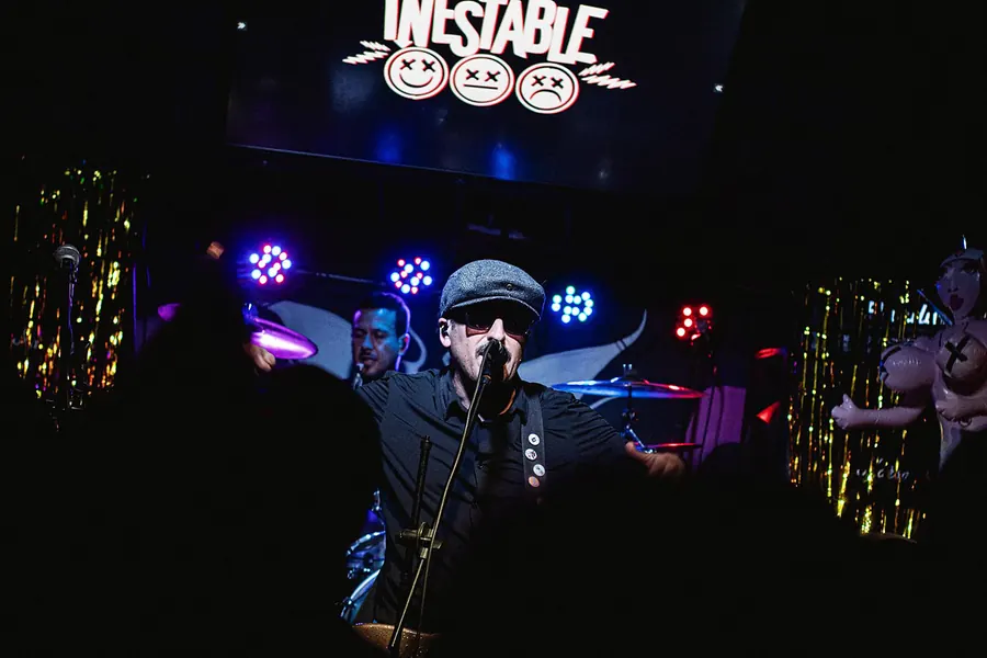 Vocalista con gorra y lentes oscuros