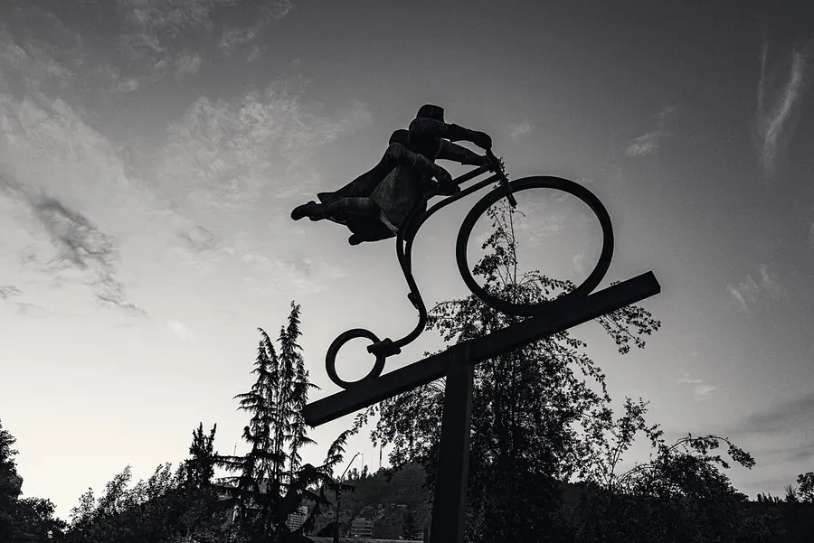 Escultura de ciclista a contraluz